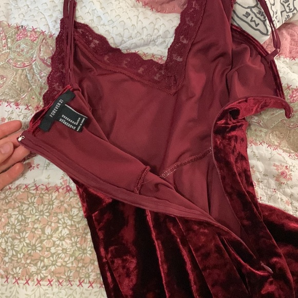 Short Red velvet dress w lace trimming and thin spaghetti straps - Picture 5 of 6